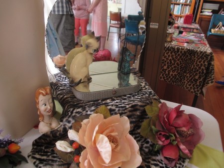 Decolicious market hat fascinator table