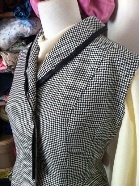 Vintage suit sew along shell no sleeves bias binding