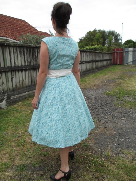Simplicity 1573 back complete