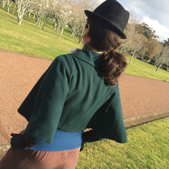 Cape in green wool&nbsp;crepe