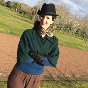 green cape standing collar open face to face