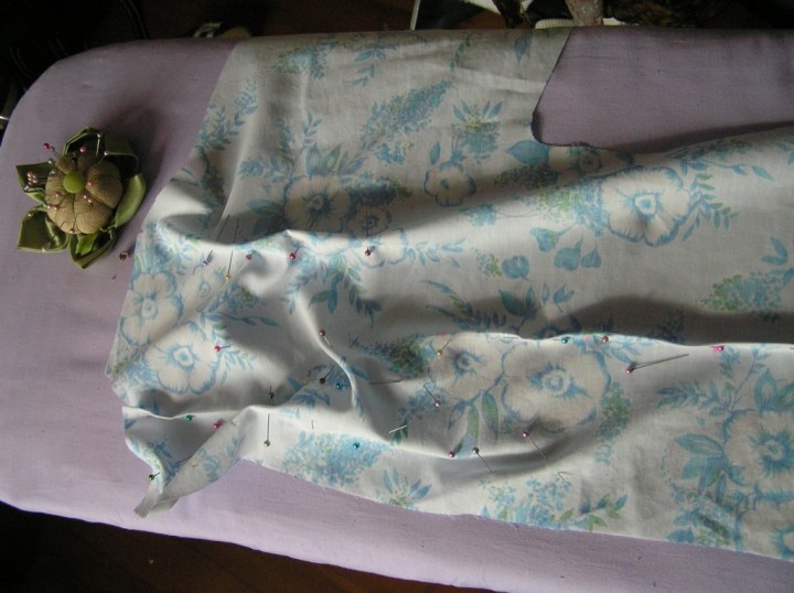 making darts.  the fabric kind.  with Simplicity&nbsp;7031.