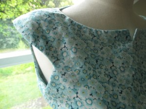 Simplicity 1573 neckline on manequin