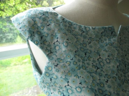 Simplicity 1573 neckline on manequin